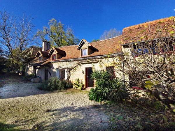 Maison et dépendances dans un hameau proche de Caylus Caylus
