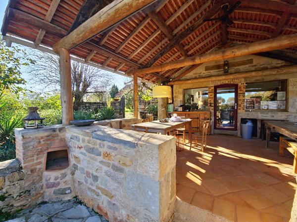 Maison et dépendances dans un hameau proche de Caylus Caylus