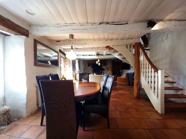 Maison et dépendances dans un hameau proche de Caylus Caylus