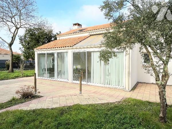 Notre service négociation vous propose un bien idéalement situé à proximité du bourg du Clion S/ Mer