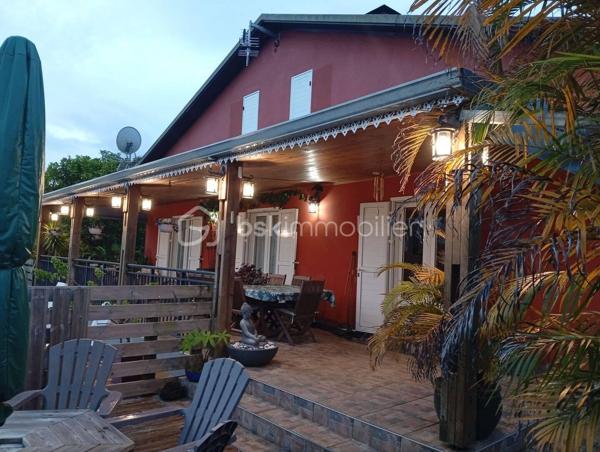 Vous recherchez le calme et surtout un grand espace de vie dans un endroit très agréable en pleine nature!
Alors cette charmante maison est faite pour vous! Elle se situe dans les hauteurs de St-Joseph, village la Crête 2. Elle se compose comme suit: 
RDC: une grande salle à manger ouverte sur une cuisine dinatoire, un grand salon de 26m², une chambre parentale de 21m², deux salles d'eau avec 2 WC, un bureau.

A l'étage: cinq chambres de 17m² et une suite parentale de 26m², une salle de bain avec une baignoire et douchette.

A l'extérieure: une varangue de 37m², une terrasse de 18m², un kiosque pour le Jacuzzi, une piscine pour profiter en famille et vos enfants, une cuisine créole aménagée, un grand jardin fleuri. L'ensemble est bâti sur une parcelle de 2300m² close dont une partie est encore constructible et fermée par un portail électrique. Le parking sécurisé situé à l'intérieur peut recevoir plusieurs véhicules, cette propriété peut être exploitée en chambres d'hôtes, elle convient aussi bien à un investisseur qu'à une grande famille avec enfants, possibilité d'une négociation pour l'achat des meubles. Ce bien vous est proposé pour la somme de 562 500€ ( HAI à la charge du vendeur), l'assainissement et collecte eaux pluviales mis aux normes en 2022, non soumis au DPE.

Cette charmante maison vous intéresse! Alors n'hésitez pas à me contacter au [Coordonnées masquées] pour plus d'informations. Joël KOEHL EI. Agent mandataire BSK IMMOBILIER, sous le RSAC N°523321974 de Saint-Denis de la Réunion, titulaire de la carte professionnelle CPI N°31012018000030369 délivrée par la CCI de Toulouse.