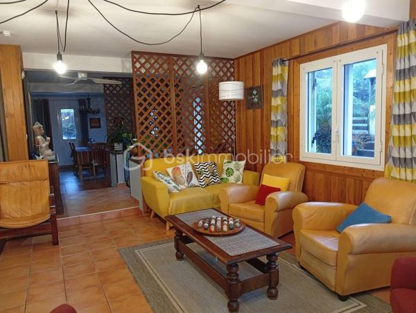 Vous recherchez le calme et surtout un grand espace de vie dans un endroit très agréable en pleine nature!
Alors cette charmante maison est faite pour vous! Elle se situe dans les hauteurs de St-Joseph, village la Crête 2. Elle se compose comme suit: 
RDC: une grande salle à manger ouverte sur une cuisine dinatoire, un grand salon de 26m², une chambre parentale de 21m², deux salles d'eau avec 2 WC, un bureau.

A l'étage: cinq chambres de 17m² et une suite parentale de 26m², une salle de bain avec une baignoire et douchette.

A l'extérieure: une varangue de 37m², une terrasse de 18m², un kiosque pour le Jacuzzi, une piscine pour profiter en famille et vos enfants, une cuisine créole aménagée, un grand jardin fleuri. L'ensemble est bâti sur une parcelle de 2300m² close dont une partie est encore constructible et fermée par un portail électrique. Le parking sécurisé situé à l'intérieur peut recevoir plusieurs véhicules, cette propriété peut être exploitée en chambres d'hôtes, elle convient aussi bien à un investisseur qu'à une grande famille avec enfants, possibilité d'une négociation pour l'achat des meubles. Ce bien vous est proposé pour la somme de 562 500€ ( HAI à la charge du vendeur), l'assainissement et collecte eaux pluviales mis aux normes en 2022, non soumis au DPE.

Cette charmante maison vous intéresse! Alors n'hésitez pas à me contacter au [Coordonnées masquées] pour plus d'informations. Joël KOEHL EI. Agent mandataire BSK IMMOBILIER, sous le RSAC N°523321974 de Saint-Denis de la Réunion, titulaire de la carte professionnelle CPI N°31012018000030369 délivrée par la CCI de Toulouse.