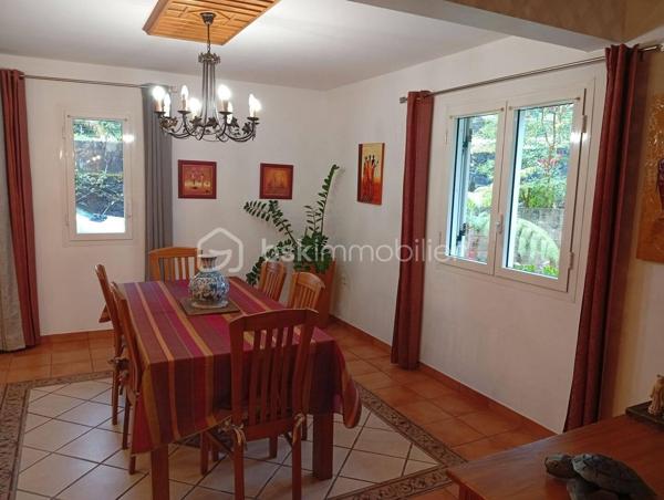 Vous recherchez le calme et surtout un grand espace de vie dans un endroit très agréable en pleine nature!
Alors cette charmante maison est faite pour vous! Elle se situe dans les hauteurs de St-Joseph, village la Crête 2. Elle se compose comme suit: 
RDC: une grande salle à manger ouverte sur une cuisine dinatoire, un grand salon de 26m², une chambre parentale de 21m², deux salles d'eau avec 2 WC, un bureau.

A l'étage: cinq chambres de 17m² et une suite parentale de 26m², une salle de bain avec une baignoire et douchette.

A l'extérieure: une varangue de 37m², une terrasse de 18m², un kiosque pour le Jacuzzi, une piscine pour profiter en famille et vos enfants, une cuisine créole aménagée, un grand jardin fleuri. L'ensemble est bâti sur une parcelle de 2300m² close dont une partie est encore constructible et fermée par un portail électrique. Le parking sécurisé situé à l'intérieur peut recevoir plusieurs véhicules, cette propriété peut être exploitée en chambres d'hôtes, elle convient aussi bien à un investisseur qu'à une grande famille avec enfants, possibilité d'une négociation pour l'achat des meubles. Ce bien vous est proposé pour la somme de 562 500€ ( HAI à la charge du vendeur), l'assainissement et collecte eaux pluviales mis aux normes en 2022, non soumis au DPE.

Cette charmante maison vous intéresse! Alors n'hésitez pas à me contacter au [Coordonnées masquées] pour plus d'informations. Joël KOEHL EI. Agent mandataire BSK IMMOBILIER, sous le RSAC N°523321974 de Saint-Denis de la Réunion, titulaire de la carte professionnelle CPI N°31012018000030369 délivrée par la CCI de Toulouse.