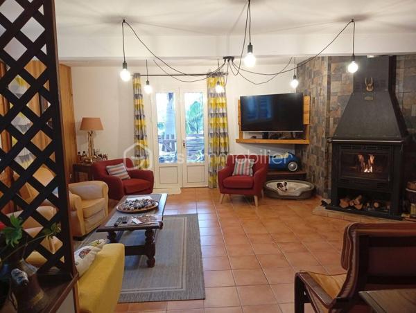 Vous recherchez le calme et surtout un grand espace de vie dans un endroit très agréable en pleine nature!
Alors cette charmante maison est faite pour vous! Elle se situe dans les hauteurs de St-Joseph, village la Crête 2. Elle se compose comme suit: 
RDC: une grande salle à manger ouverte sur une cuisine dinatoire, un grand salon de 26m², une chambre parentale de 21m², deux salles d'eau avec 2 WC, un bureau.

A l'étage: cinq chambres de 17m² et une suite parentale de 26m², une salle de bain avec une baignoire et douchette.

A l'extérieure: une varangue de 37m², une terrasse de 18m², un kiosque pour le Jacuzzi, une piscine pour profiter en famille et vos enfants, une cuisine créole aménagée, un grand jardin fleuri. L'ensemble est bâti sur une parcelle de 2300m² close dont une partie est encore constructible et fermée par un portail électrique. Le parking sécurisé situé à l'intérieur peut recevoir plusieurs véhicules, cette propriété peut être exploitée en chambres d'hôtes, elle convient aussi bien à un investisseur qu'à une grande famille avec enfants, possibilité d'une négociation pour l'achat des meubles. Ce bien vous est proposé pour la somme de 562 500€ ( HAI à la charge du vendeur), l'assainissement et collecte eaux pluviales mis aux normes en 2022, non soumis au DPE.

Cette charmante maison vous intéresse! Alors n'hésitez pas à me contacter au [Coordonnées masquées] pour plus d'informations. Joël KOEHL EI. Agent mandataire BSK IMMOBILIER, sous le RSAC N°523321974 de Saint-Denis de la Réunion, titulaire de la carte professionnelle CPI N°31012018000030369 délivrée par la CCI de Toulouse.