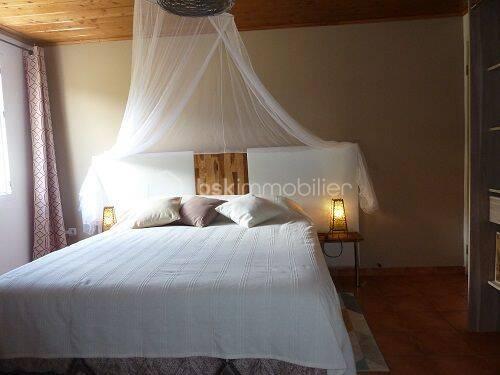 Vous recherchez le calme et surtout un grand espace de vie dans un endroit très agréable en pleine nature!
Alors cette charmante maison est faite pour vous! Elle se situe dans les hauteurs de St-Joseph, village la Crête 2. Elle se compose comme suit: 
RDC: une grande salle à manger ouverte sur une cuisine dinatoire, un grand salon de 26m², une chambre parentale de 21m², deux salles d'eau avec 2 WC, un bureau.

A l'étage: cinq chambres de 17m² et une suite parentale de 26m², une salle de bain avec une baignoire et douchette.

A l'extérieure: une varangue de 37m², une terrasse de 18m², un kiosque pour le Jacuzzi, une piscine pour profiter en famille et vos enfants, une cuisine créole aménagée, un grand jardin fleuri. L'ensemble est bâti sur une parcelle de 2300m² close dont une partie est encore constructible et fermée par un portail électrique. Le parking sécurisé situé à l'intérieur peut recevoir plusieurs véhicules, cette propriété peut être exploitée en chambres d'hôtes, elle convient aussi bien à un investisseur qu'à une grande famille avec enfants, possibilité d'une négociation pour l'achat des meubles. Ce bien vous est proposé pour la somme de 562 500€ ( HAI à la charge du vendeur), l'assainissement et collecte eaux pluviales mis aux normes en 2022, non soumis au DPE.

Cette charmante maison vous intéresse! Alors n'hésitez pas à me contacter au [Coordonnées masquées] pour plus d'informations. Joël KOEHL EI. Agent mandataire BSK IMMOBILIER, sous le RSAC N°523321974 de Saint-Denis de la Réunion, titulaire de la carte professionnelle CPI N°31012018000030369 délivrée par la CCI de Toulouse.