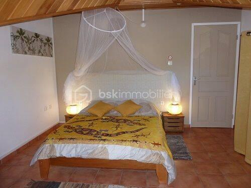 Vous recherchez le calme et surtout un grand espace de vie dans un endroit très agréable en pleine nature!
Alors cette charmante maison est faite pour vous! Elle se situe dans les hauteurs de St-Joseph, village la Crête 2. Elle se compose comme suit: 
RDC: une grande salle à manger ouverte sur une cuisine dinatoire, un grand salon de 26m², une chambre parentale de 21m², deux salles d'eau avec 2 WC, un bureau.

A l'étage: cinq chambres de 17m² et une suite parentale de 26m², une salle de bain avec une baignoire et douchette.

A l'extérieure: une varangue de 37m², une terrasse de 18m², un kiosque pour le Jacuzzi, une piscine pour profiter en famille et vos enfants, une cuisine créole aménagée, un grand jardin fleuri. L'ensemble est bâti sur une parcelle de 2300m² close dont une partie est encore constructible et fermée par un portail électrique. Le parking sécurisé situé à l'intérieur peut recevoir plusieurs véhicules, cette propriété peut être exploitée en chambres d'hôtes, elle convient aussi bien à un investisseur qu'à une grande famille avec enfants, possibilité d'une négociation pour l'achat des meubles. Ce bien vous est proposé pour la somme de 562 500€ ( HAI à la charge du vendeur), l'assainissement et collecte eaux pluviales mis aux normes en 2022, non soumis au DPE.

Cette charmante maison vous intéresse! Alors n'hésitez pas à me contacter au [Coordonnées masquées] pour plus d'informations. Joël KOEHL EI. Agent mandataire BSK IMMOBILIER, sous le RSAC N°523321974 de Saint-Denis de la Réunion, titulaire de la carte professionnelle CPI N°31012018000030369 délivrée par la CCI de Toulouse.