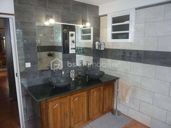 Vous recherchez le calme et surtout un grand espace de vie dans un endroit très agréable en pleine nature!
Alors cette charmante maison est faite pour vous! Elle se situe dans les hauteurs de St-Joseph, village la Crête 2. Elle se compose comme suit: 
RDC: une grande salle à manger ouverte sur une cuisine dinatoire, un grand salon de 26m², une chambre parentale de 21m², deux salles d'eau avec 2 WC, un bureau.

A l'étage: cinq chambres de 17m² et une suite parentale de 26m², une salle de bain avec une baignoire et douchette.

A l'extérieure: une varangue de 37m², une terrasse de 18m², un kiosque pour le Jacuzzi, une piscine pour profiter en famille et vos enfants, une cuisine créole aménagée, un grand jardin fleuri. L'ensemble est bâti sur une parcelle de 2300m² close dont une partie est encore constructible et fermée par un portail électrique. Le parking sécurisé situé à l'intérieur peut recevoir plusieurs véhicules, cette propriété peut être exploitée en chambres d'hôtes, elle convient aussi bien à un investisseur qu'à une grande famille avec enfants, possibilité d'une négociation pour l'achat des meubles. Ce bien vous est proposé pour la somme de 562 500€ ( HAI à la charge du vendeur), l'assainissement et collecte eaux pluviales mis aux normes en 2022, non soumis au DPE.

Cette charmante maison vous intéresse! Alors n'hésitez pas à me contacter au [Coordonnées masquées] pour plus d'informations. Joël KOEHL EI. Agent mandataire BSK IMMOBILIER, sous le RSAC N°523321974 de Saint-Denis de la Réunion, titulaire de la carte professionnelle CPI N°31012018000030369 délivrée par la CCI de Toulouse.