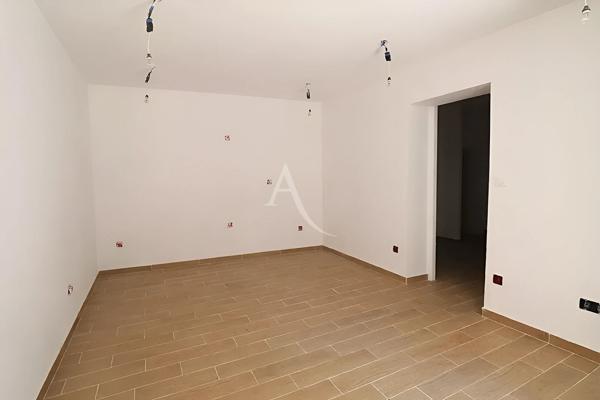 UNE MAISON DE VILLAGE PLEINE DE POTENTIEL À RÉNOVER VALENSOLE