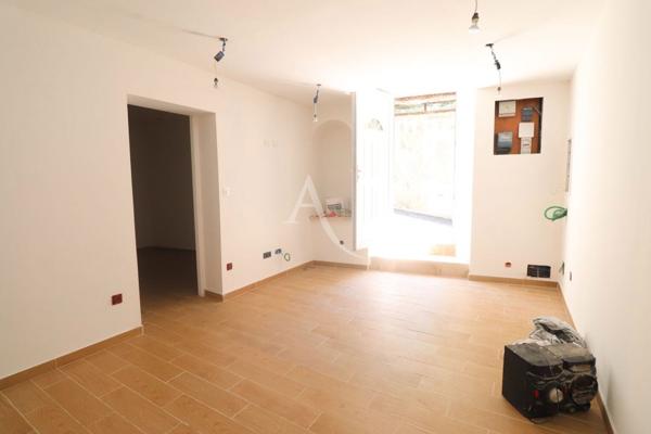 UNE MAISON DE VILLAGE PLEINE DE POTENTIEL À RÉNOVER VALENSOLE