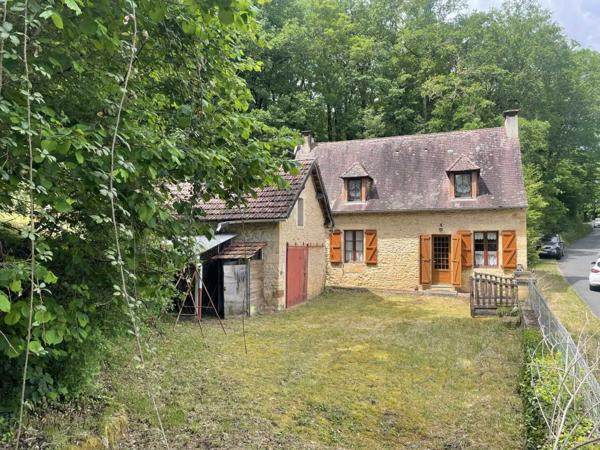 Maison ancienne - Montignac-lascaux En Périgord Noir, à quelques minutes à pieds d'un charmant village et de la rivière Vézère, cette maison ancienne, sa grange et son four à pain méritent quelques travaux qui en feront un pied à terre aussi confortable que modeste.