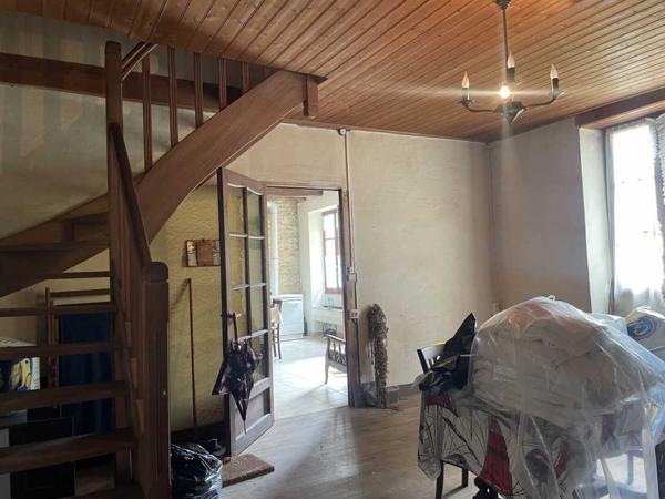 Maison ancienne - Montignac-lascaux En Périgord Noir, à quelques minutes à pieds d'un charmant village et de la rivière Vézère, cette maison ancienne, sa grange et son four à pain méritent quelques travaux qui en feront un pied à terre aussi confortable que modeste.