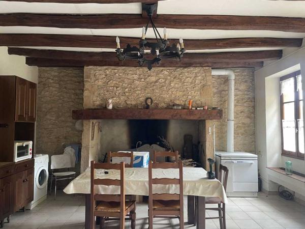 Maison ancienne - Montignac-lascaux En Périgord Noir, à quelques minutes à pieds d'un charmant village et de la rivière Vézère, cette maison ancienne, sa grange et son four à pain méritent quelques travaux qui en feront un pied à terre aussi confortable que modeste.