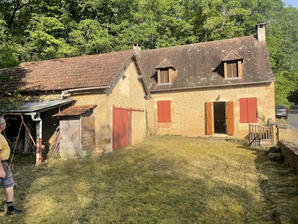 Maison ancienne - Montignac-lascaux En Périgord Noir, à quelques minutes à pieds d'un charmant village et de la rivière Vézère, cette maison ancienne, sa grange et son four à pain méritent quelques travaux qui en feront un pied à terre aussi confortable que modeste.