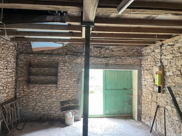 Maison ancienne - Montignac-lascaux En Périgord Noir, à quelques minutes à pieds d'un charmant village et de la rivière Vézère, cette maison ancienne, sa grange et son four à pain méritent quelques travaux qui en feront un pied à terre aussi confortable que modeste.