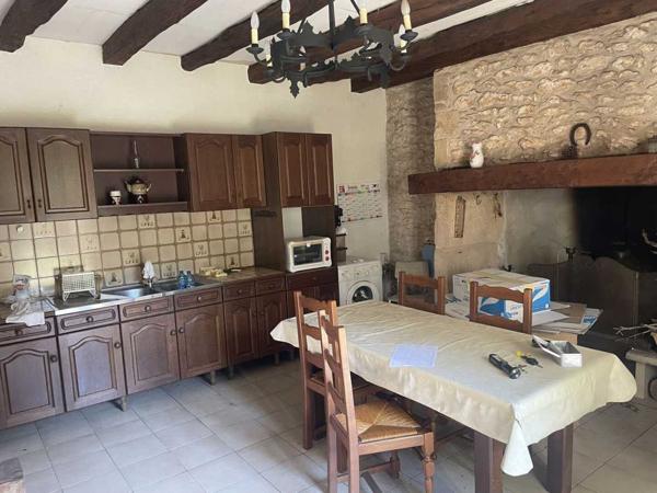 Maison ancienne - Montignac-lascaux En Périgord Noir, à quelques minutes à pieds d'un charmant village et de la rivière Vézère, cette maison ancienne, sa grange et son four à pain méritent quelques travaux qui en feront un pied à terre aussi confortable que modeste.