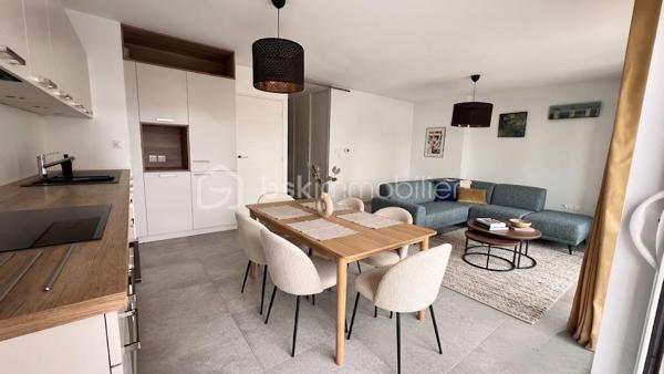 Situé dans un secteur calme, résidentiel et recherché, à deux pas de la Croix-Rousse, découvrez cet appartement baigné de lumière au sein d'une copropriété récente et parfaitement entretenue.
Ce bien conjugue le confort d’un cadre verdoyant et la proximité immédiate de toutes les commodités (transports, commerces et écoles).
Les atouts de l'appartement :
Une belle pièce de vie lumineuse, ouverte sur une cuisine moderne entièrement aménagée et équipée.
Un espace nuit confortable comprenant 3 chambres dont une suite parentale.
De nombreux rangements pratiques : un cellier privatif et une buanderie indépendante. Un grand dressing

Un extérieur d'exception : un magnifique jardin de plus de 150 m², véritable havre de paix.

Informations complémentaires :
Copropriété récente, sécurisée et aux normes PMR.
Garage à vélos
Un garage est proposé en sus.

Coup de cœur assuré ! 
Un bien rare sur le marché associant le confort du neuf, le calme absolu et un extérieur d'envergure aux portes de Lyon.