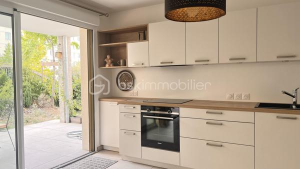 Situé dans un secteur calme, résidentiel et recherché, à deux pas de la Croix-Rousse, découvrez cet appartement baigné de lumière au sein d'une copropriété récente et parfaitement entretenue.
Ce bien conjugue le confort d’un cadre verdoyant et la proximité immédiate de toutes les commodités (transports, commerces et écoles).
Les atouts de l'appartement :
Une belle pièce de vie lumineuse, ouverte sur une cuisine moderne entièrement aménagée et équipée.
Un espace nuit confortable comprenant 3 chambres dont une suite parentale.
De nombreux rangements pratiques : un cellier privatif et une buanderie indépendante. Un grand dressing

Un extérieur d'exception : un magnifique jardin de plus de 150 m², véritable havre de paix.

Informations complémentaires :
Copropriété récente, sécurisée et aux normes PMR.
Garage à vélos
Un garage est proposé en sus.

Coup de cœur assuré ! 
Un bien rare sur le marché associant le confort du neuf, le calme absolu et un extérieur d'envergure aux portes de Lyon.