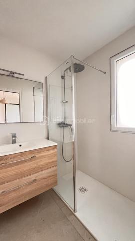 Situé dans un secteur calme, résidentiel et recherché, à deux pas de la Croix-Rousse, découvrez cet appartement baigné de lumière au sein d'une copropriété récente et parfaitement entretenue.
Ce bien conjugue le confort d’un cadre verdoyant et la proximité immédiate de toutes les commodités (transports, commerces et écoles).
Les atouts de l'appartement :
Une belle pièce de vie lumineuse, ouverte sur une cuisine moderne entièrement aménagée et équipée.
Un espace nuit confortable comprenant 3 chambres dont une suite parentale.
De nombreux rangements pratiques : un cellier privatif et une buanderie indépendante. Un grand dressing

Un extérieur d'exception : un magnifique jardin de plus de 150 m², véritable havre de paix.

Informations complémentaires :
Copropriété récente, sécurisée et aux normes PMR.
Garage à vélos
Un garage est proposé en sus.

Coup de cœur assuré ! 
Un bien rare sur le marché associant le confort du neuf, le calme absolu et un extérieur d'envergure aux portes de Lyon.