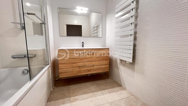 Situé dans un secteur calme, résidentiel et recherché, à deux pas de la Croix-Rousse, découvrez cet appartement baigné de lumière au sein d'une copropriété récente et parfaitement entretenue.
Ce bien conjugue le confort d’un cadre verdoyant et la proximité immédiate de toutes les commodités (transports, commerces et écoles).
Les atouts de l'appartement :
Une belle pièce de vie lumineuse, ouverte sur une cuisine moderne entièrement aménagée et équipée.
Un espace nuit confortable comprenant 3 chambres dont une suite parentale.
De nombreux rangements pratiques : un cellier privatif et une buanderie indépendante. Un grand dressing

Un extérieur d'exception : un magnifique jardin de plus de 150 m², véritable havre de paix.

Informations complémentaires :
Copropriété récente, sécurisée et aux normes PMR.
Garage à vélos
Un garage est proposé en sus.

Coup de cœur assuré ! 
Un bien rare sur le marché associant le confort du neuf, le calme absolu et un extérieur d'envergure aux portes de Lyon.