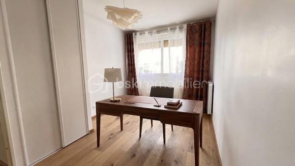 Situé dans un secteur calme, résidentiel et recherché, à deux pas de la Croix-Rousse, découvrez cet appartement baigné de lumière au sein d'une copropriété récente et parfaitement entretenue.
Ce bien conjugue le confort d’un cadre verdoyant et la proximité immédiate de toutes les commodités (transports, commerces et écoles).
Les atouts de l'appartement :
Une belle pièce de vie lumineuse, ouverte sur une cuisine moderne entièrement aménagée et équipée.
Un espace nuit confortable comprenant 3 chambres dont une suite parentale.
De nombreux rangements pratiques : un cellier privatif et une buanderie indépendante. Un grand dressing

Un extérieur d'exception : un magnifique jardin de plus de 150 m², véritable havre de paix.

Informations complémentaires :
Copropriété récente, sécurisée et aux normes PMR.
Garage à vélos
Un garage est proposé en sus.

Coup de cœur assuré ! 
Un bien rare sur le marché associant le confort du neuf, le calme absolu et un extérieur d'envergure aux portes de Lyon.