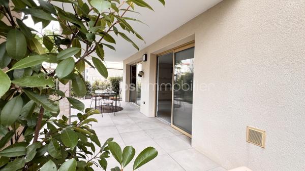 Situé dans un secteur calme, résidentiel et recherché, à deux pas de la Croix-Rousse, découvrez cet appartement baigné de lumière au sein d'une copropriété récente et parfaitement entretenue.
Ce bien conjugue le confort d’un cadre verdoyant et la proximité immédiate de toutes les commodités (transports, commerces et écoles).
Les atouts de l'appartement :
Une belle pièce de vie lumineuse, ouverte sur une cuisine moderne entièrement aménagée et équipée.
Un espace nuit confortable comprenant 3 chambres dont une suite parentale.
De nombreux rangements pratiques : un cellier privatif et une buanderie indépendante. Un grand dressing

Un extérieur d'exception : un magnifique jardin de plus de 150 m², véritable havre de paix.

Informations complémentaires :
Copropriété récente, sécurisée et aux normes PMR.
Garage à vélos
Un garage est proposé en sus.

Coup de cœur assuré ! 
Un bien rare sur le marché associant le confort du neuf, le calme absolu et un extérieur d'envergure aux portes de Lyon.