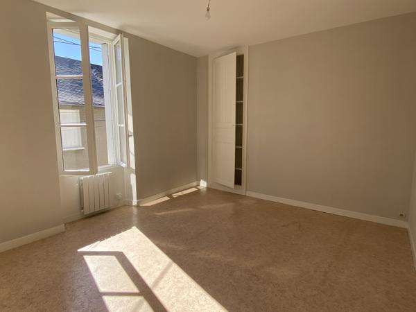 Thouars (79100) REF 52430 THOUARS Centre maison type 3 avec cour et préau