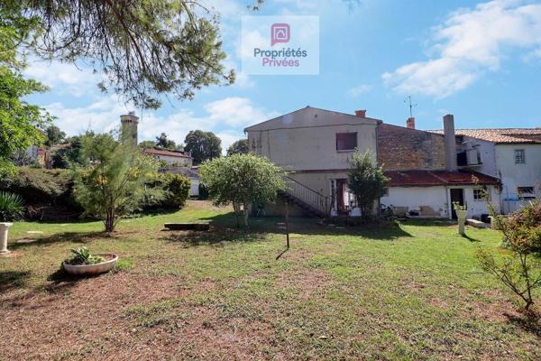 Maison de ville comprenant 2 habitations - nombreuses chambres - garage en sous sol - cellier - cabanon de jardin en parpaing -