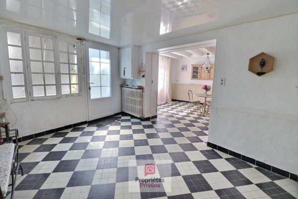 Maison de ville comprenant 2 habitations - nombreuses chambres - garage en sous sol - cellier - cabanon de jardin en parpaing -