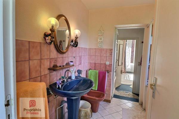 Maison de ville comprenant 2 habitations - nombreuses chambres - garage en sous sol - cellier - cabanon de jardin en parpaing -