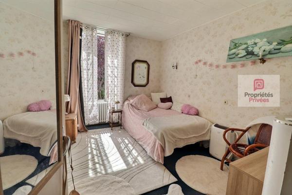 Maison de ville comprenant 2 habitations - nombreuses chambres - garage en sous sol - cellier - cabanon de jardin en parpaing -