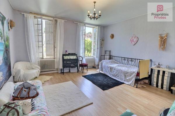 Maison de ville comprenant 2 habitations - nombreuses chambres - garage en sous sol - cellier - cabanon de jardin en parpaing -