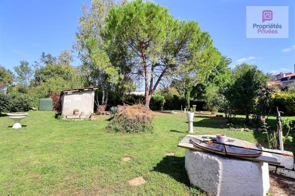 Maison de ville comprenant 2 habitations - nombreuses chambres - garage en sous sol - cellier - cabanon de jardin en parpaing -