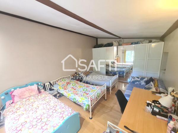 PIGNANS - MAISON DE 220M2, 3 LOGEMENTS DISTINCTS, GARAGE, TERRASSE, FORAGE, TERRAIN CLÔTURÉ DE 3900M2