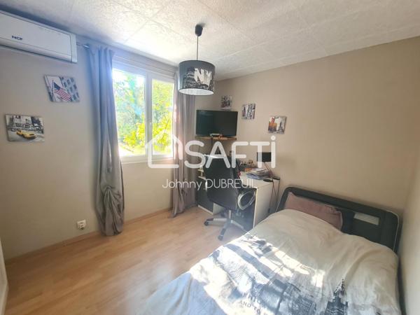 PIGNANS - MAISON DE 220M2, 3 LOGEMENTS DISTINCTS, GARAGE, TERRASSE, FORAGE, TERRAIN CLÔTURÉ DE 3900M2