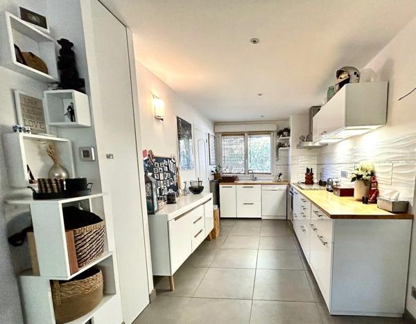 Marseille 8ème, Saint Anne, T4 Traversant de 84m2 + Jardin-terrasse de 40m2+ Atelier + Cave