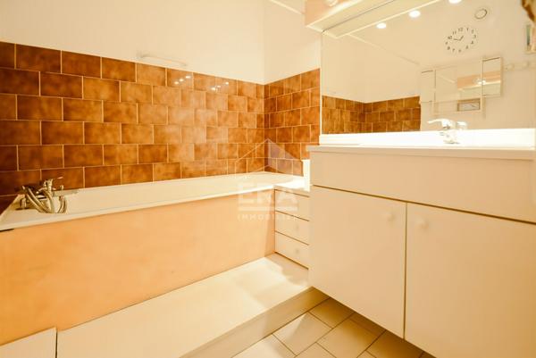 Appartement Issy Les Moulineaux 2 pièce(s) 56 m². METRO L12- TERRASSE-PARKING