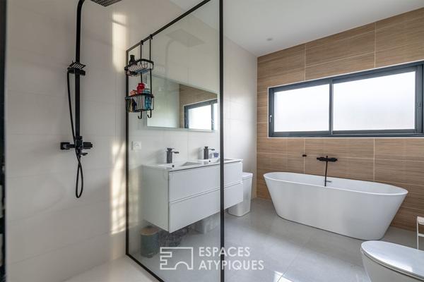 Refuge moderne niché entre ville et nature