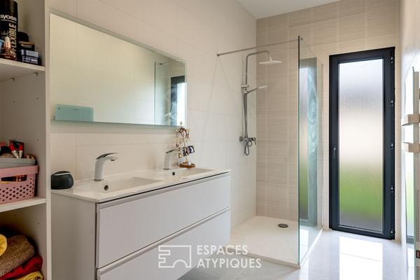 Refuge moderne niché entre ville et nature