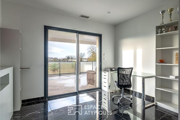 Refuge moderne niché entre ville et nature