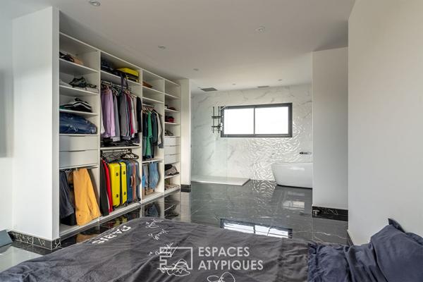 Refuge moderne niché entre ville et nature