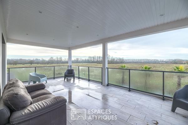 Refuge moderne niché entre ville et nature