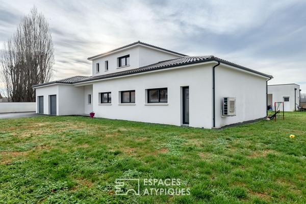 Refuge moderne niché entre ville et nature