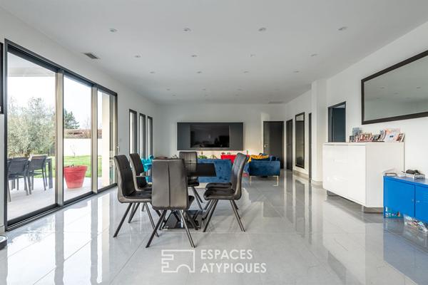 Refuge moderne niché entre ville et nature