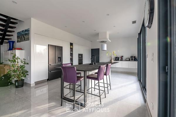 Refuge moderne niché entre ville et nature