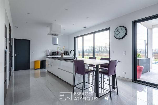 Refuge moderne niché entre ville et nature