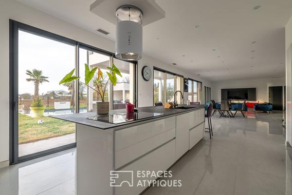 Refuge moderne niché entre ville et nature