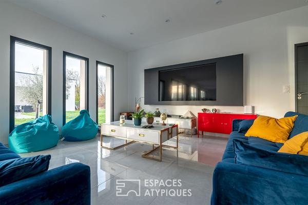 Refuge moderne niché entre ville et nature