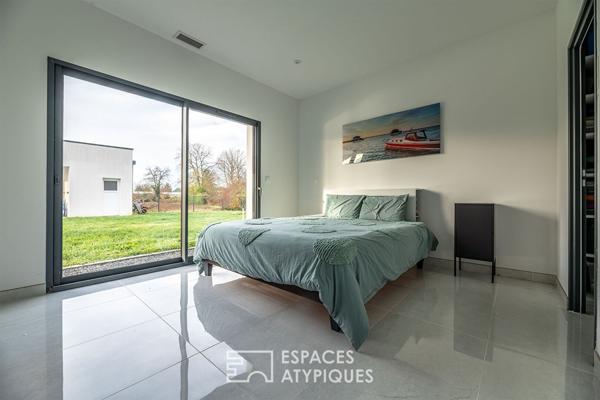 Refuge moderne niché entre ville et nature