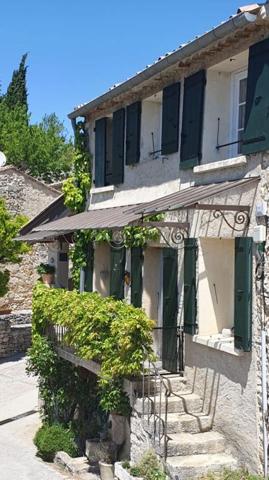 Maison de village 110 m² avec jardin de 265 m², garage et parking privé  Aurel