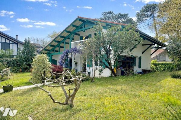 Située à Capbreton, aux portes d'Hossegor et à seulement quelques minutes du prestigieux golf d...